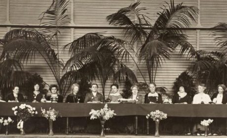 Das Podium des Internationalen Frauenkongresses mit Vertreterinnen aller beteiligten Länder (1915).