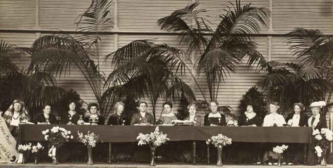 Das Podium des Internationalen Frauenkongresses mit Vertreterinnen aller beteiligten Länder (1915).