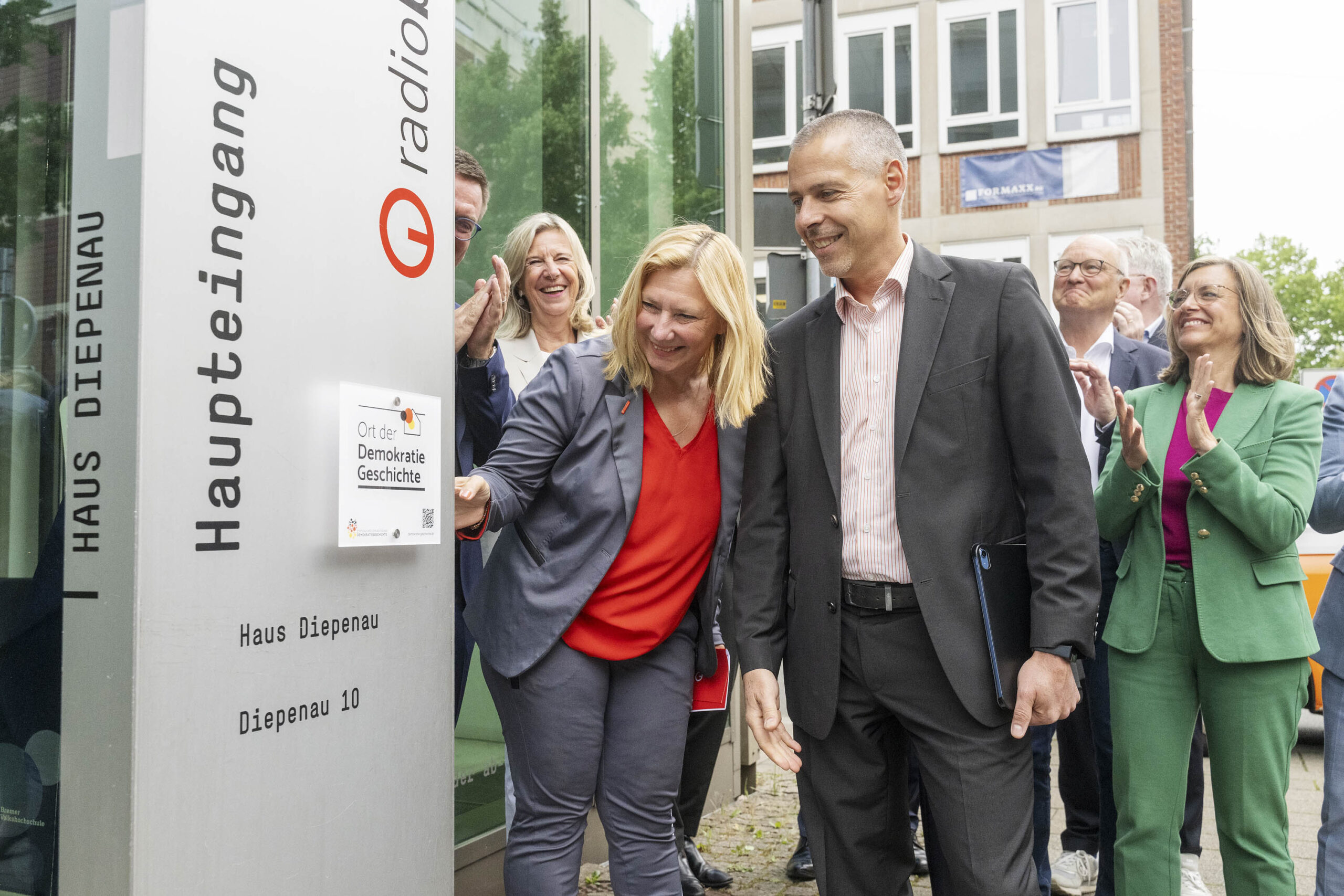 Intendantin Yvette Gerner enthüllt die Plakette der Stiftung Orte der deutschen Demokratiegeschichte an der Landesfunkanstalt Bremen