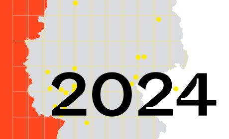 Auf rotem Hintergrund liegen gitterförmige weiße Linien. Ein weißer Halbkreis bedeckt die rechte Bildhälfte über fast die gesamte Höhe. Zentriert davor liegt eine hellgrau ausgefüllte Deutschlandkarte. Gelbe Gitterlinien durchlaufen die Karte, auf der Orte mit gelben Punkten markiert sind.
