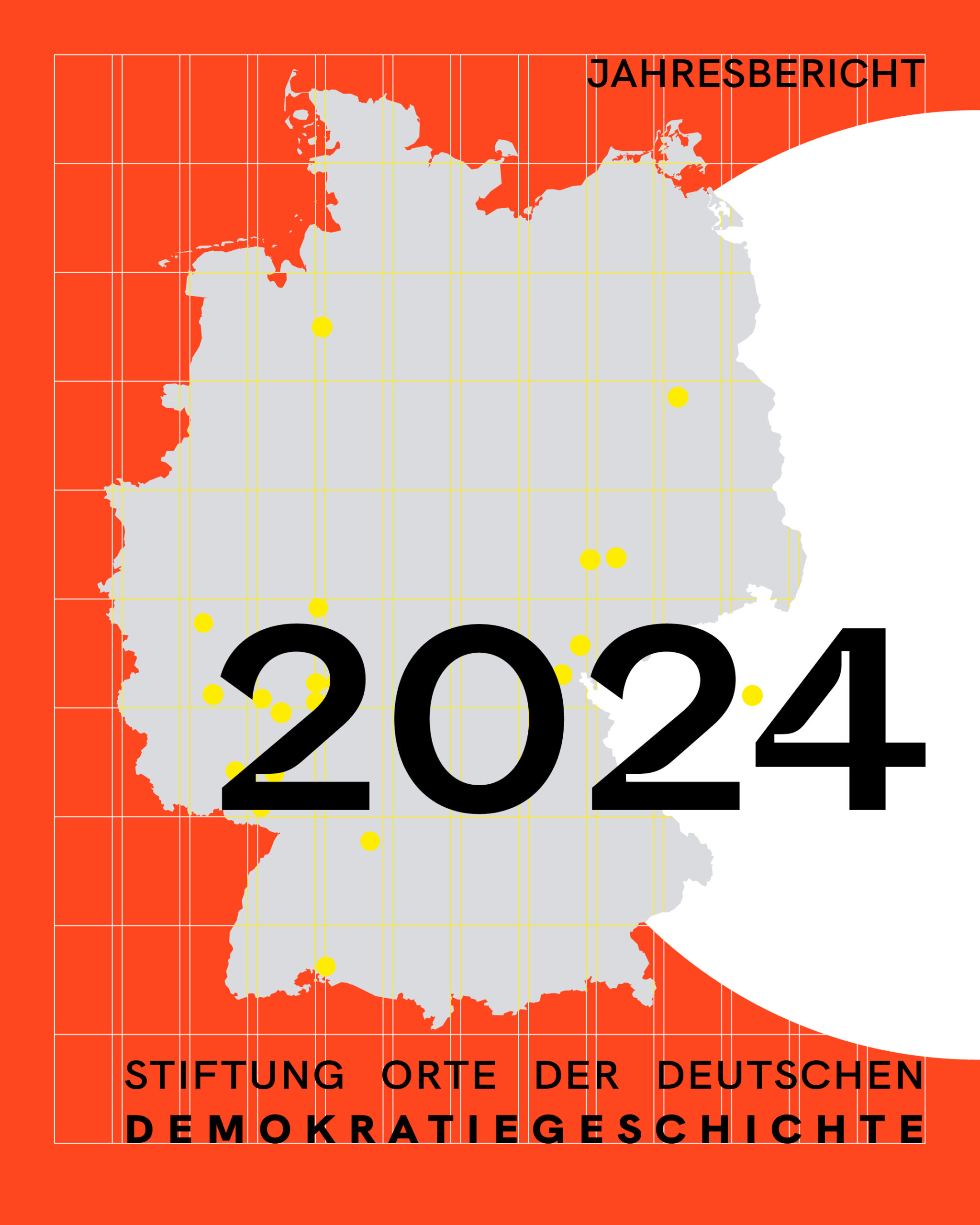 Auf rotem Hintergrund liegen gitterförmige weiße Linien. Ein weißer Halbkreis bedeckt die rechte Bildhälfte über fast die gesamte Höhe. Zentriert davor liegt eine hellgrau ausgefüllte Deutschlandkarte. Gelbe Gitterlinien durchlaufen die Karte, auf der Orte mit gelben Punkten markiert sind.
