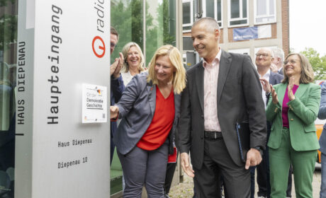 Intendantin Yvette Gerner enthüllt die Plakette der Stiftung Orte der deutschen Demokratiegeschichte an der Landesfunkanstalt Bremen